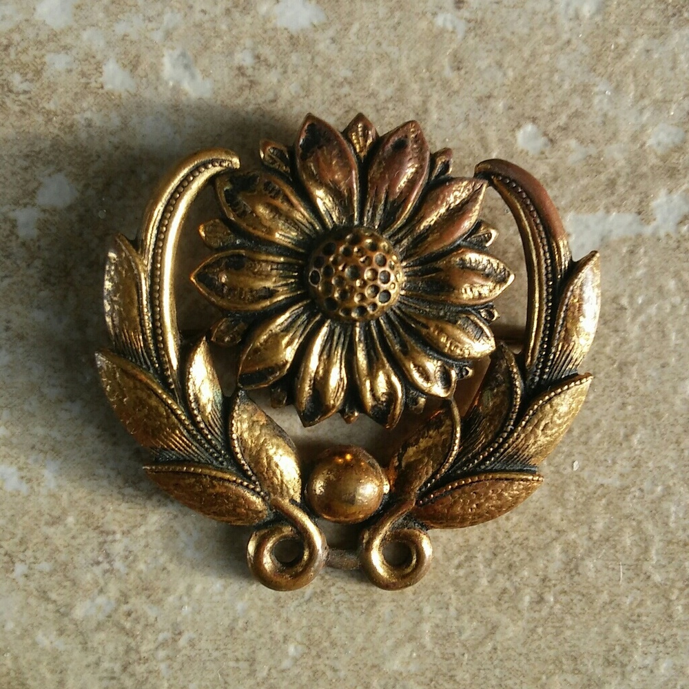 Over 50 years old - gold tone daisy flower brooch.
